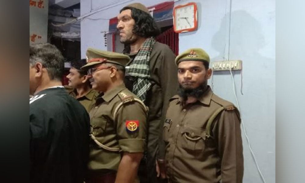 آٹھ8 ÙÙ¹ لمبے Ø§ÙØºØ§Ù†ÛŒ Ú©Ùˆ بھارت میں قیام کا مسئلÛ