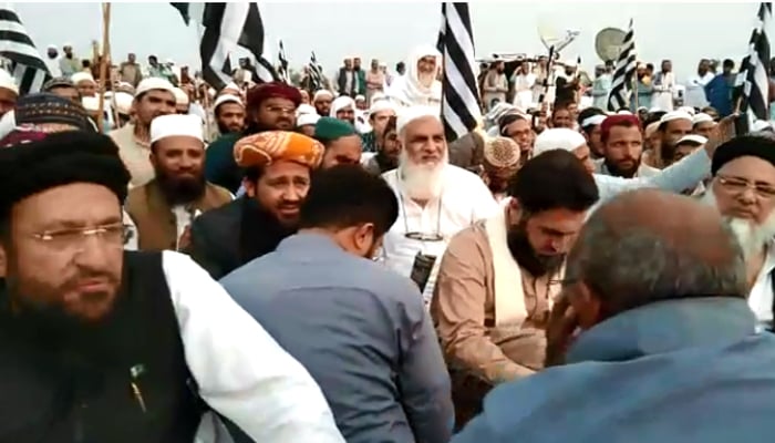 جے یو آئی Ú©Û’ دھرنے جاری، کئی Ø´ÛØ±ÙˆÚº میں ٹریÙÚ© معطل