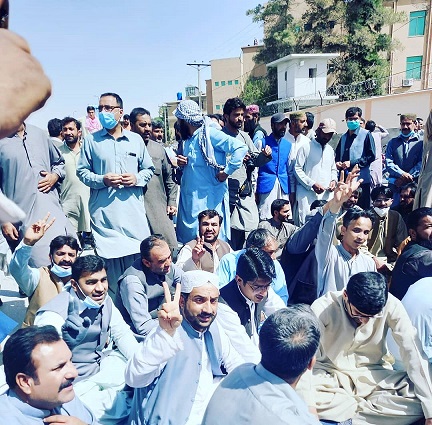 کوئٹہ،ہاکی چوک پر ملازمین کا دھرنا،ٹریفک بند ہونے کی وجہ سے عوام کو مشکلا ت کا سامنا