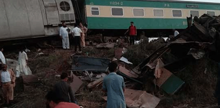 گھوٹکی ٹرین حادثہ: لاہور سے کراچی کا ٹرین سفر غیر محفوظ اور خطرناک قرار