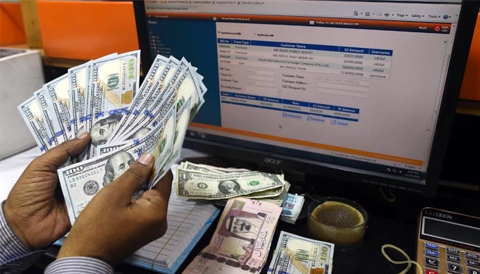 اوپن مارکیٹ میں ڈالر 50 پیسے سستا Ûوکر 152 روپے کا Ûوگیا