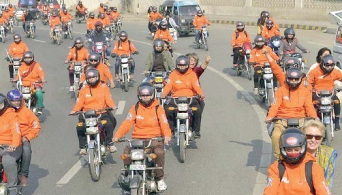 Ùیصل آباد میں 30 خواتین میں گلابی موٹرسائیکلوں Ú©ÛŒ تقسیم